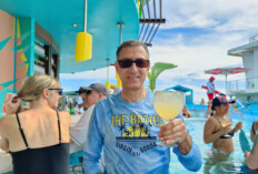 An der Swim & Tonic Bar der Icon of the Seas