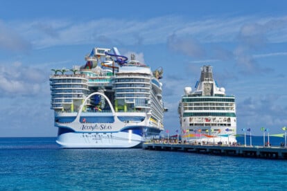 Icon of the Seas und Vision of the Seas in Coco Cay