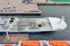 LNG-Betankung eines Kreuzfahrtschiffs in Kiel