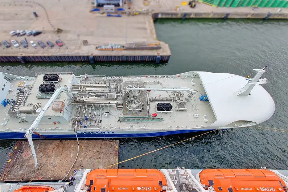 LNG-Betankung eines Kreuzfahrtschiffs in Kiel