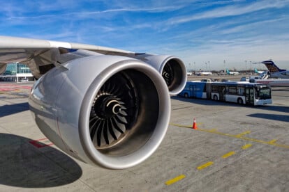 Flughafen, Flugzeug-Turbinen, Symbolbild