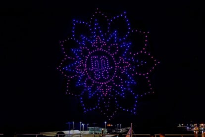 Drohnenshow über dem Hafen von Civitavecchia zur Taufe der Explora II