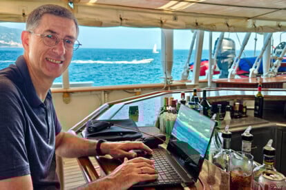 Franz Neumeier am Laptop, an der Bar der Royal Clipper