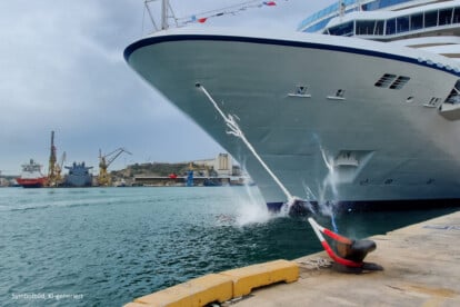 Kreuzfahrtschiff im Hafen, Leinen reißen (Symbolbild, KI-generiert)