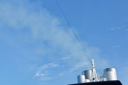 Schiffsschornstein, weißer Rauch