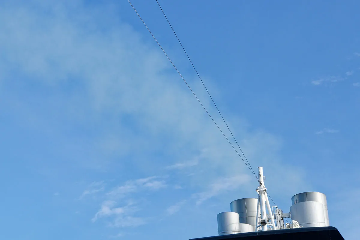 Schiffsschornstein, weißer Rauch