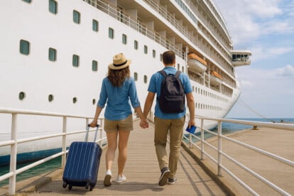 zwei Personen gehen an Bord eines Kreuzfahrtschiffs