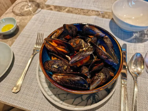 lokale Muscheln mit Chorizo und TOmaten