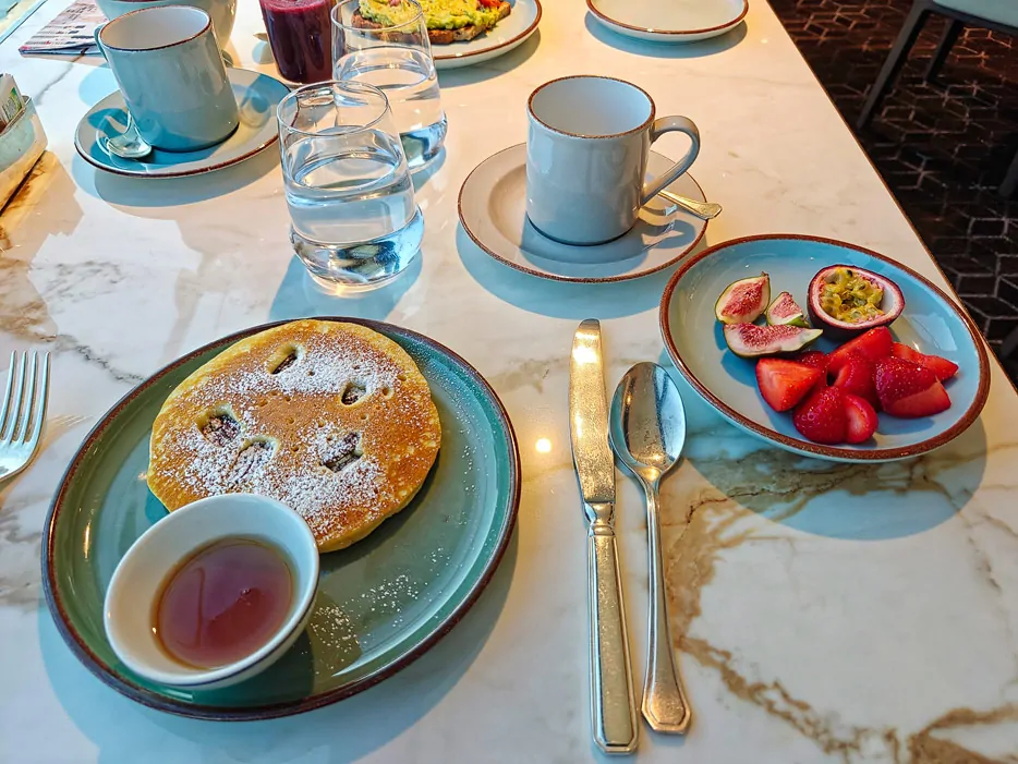 Pancake und Obst zum Frühstück