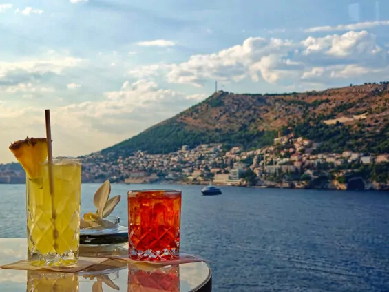 Cocktails in der Explora Lounge, Blick auf Dubrovnik