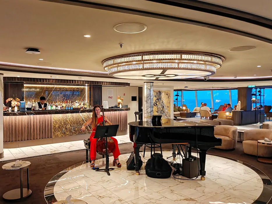 Cellistin in der Explora Lounge