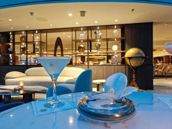Cocktail in der Explora Lounge