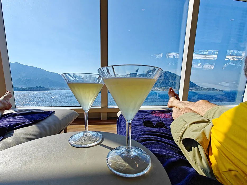 alkoholfreier Cocktail "Cuban Twist", nachmittags am Pool