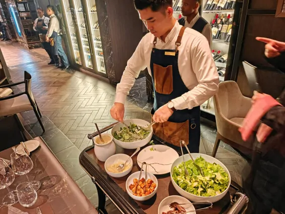 Classic Cesar Salad, am Tisch angerichtet