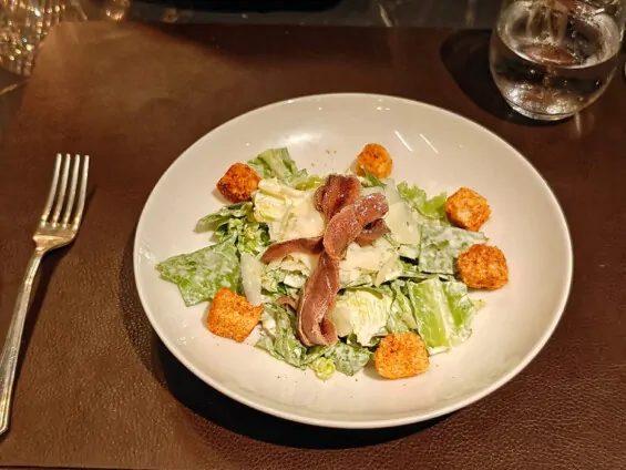 Classic Cesar Salad, am Tisch angerichtet