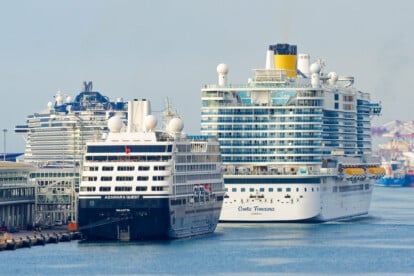Azamara Quest (686 Passagiere) und Costa Toscana (5.224 Passagiere) in Barcelona