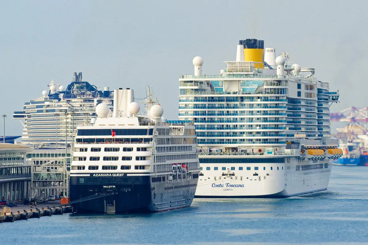 Azamara Quest (686 Passagiere) und Costa Toscana (5.224 Passagiere) in Barcelona