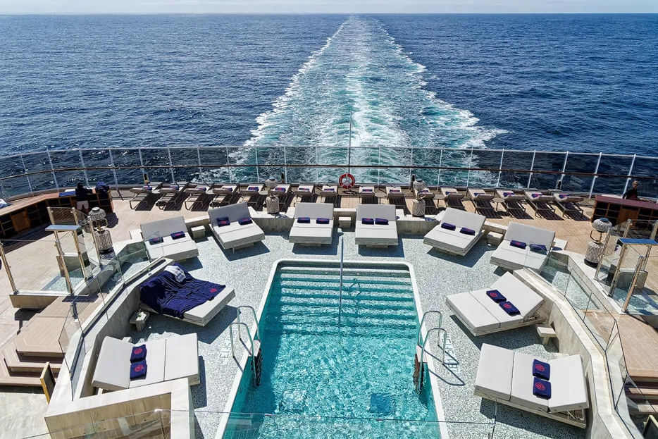 Atoll Pool: hohe Glaswand statt Reling