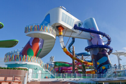 Die „Frightening Bolt“-Freefall-Rutsch der Icon of the Seas (orange-gelb-gestreift)