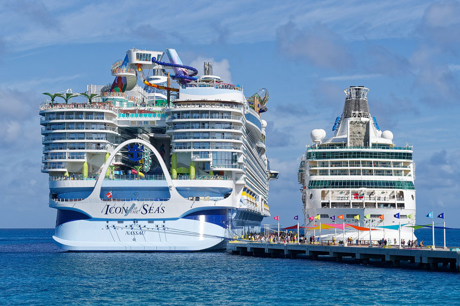 Icon of the Seas (5.610 Passagiere) und Vision of the Seas (2.050 Passagiere) in Coco Cay, Bahamas.