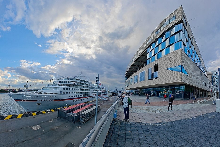 Die Europa am neuen Hafen-City-Terminal
