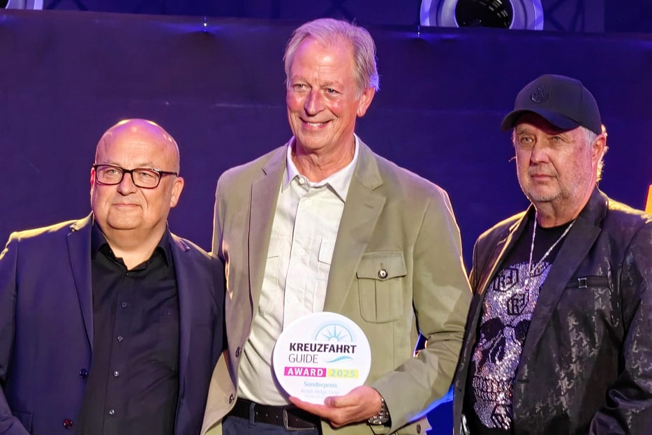Award-Verleiher Georg Schulz (links) und Uwe Bahn (rechts) mit Sonderpreisträger Arndt-Helge Grap
