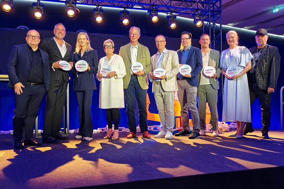 Die Gewinner der Kreuzfahrt Guide Awards 2025: AIDA, TUI Cruises, Hapag-Lloyd Cruises, Arndt-Helge Grap, Explora Journeys, NCL, Viva Cruises, Havila sowie die Award-Verleiher Georg Schulz (links) und Uwe Bahn (rechts)