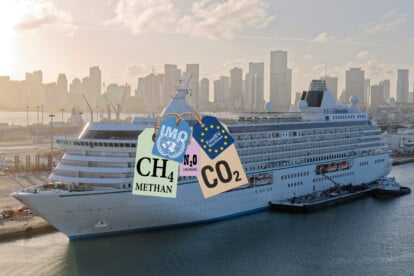 Symbolbild: Kreuzfahrtschiff mit Pricetags CO2, Methan, IMO, FuelEU Maritime