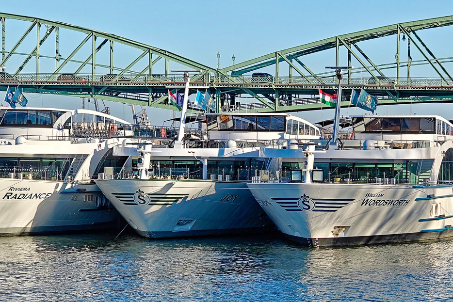 MS Joy (Mitte) in Komarom, Ungarn