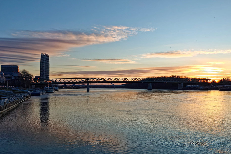 Sonnenaufgang in Bratislava an der Donau