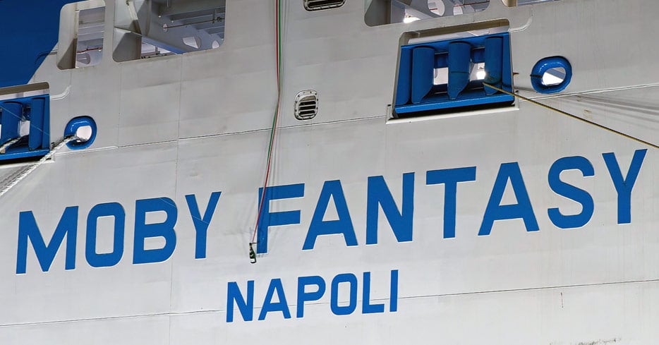 Der Moment, als die Flasche an der Bordwand der Moby Fantasy abprallt.