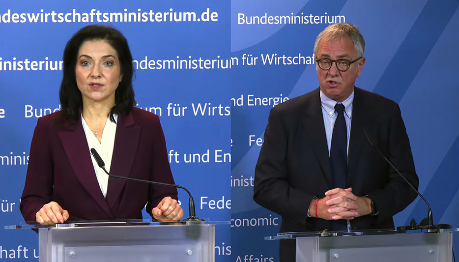 Katharina Reiche und Pierfrancesco Vago bei der Pressekonferenz in Berlin