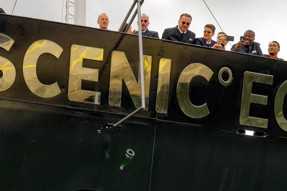 Statt zu zerbersten, löst sich die Flasche bei der Taufe der Scenic Eclipse am 10. September 2019 in New York und fällt uns Wasser – sehr zum Missvergnügen von Taufpatin Helen Mirren.
