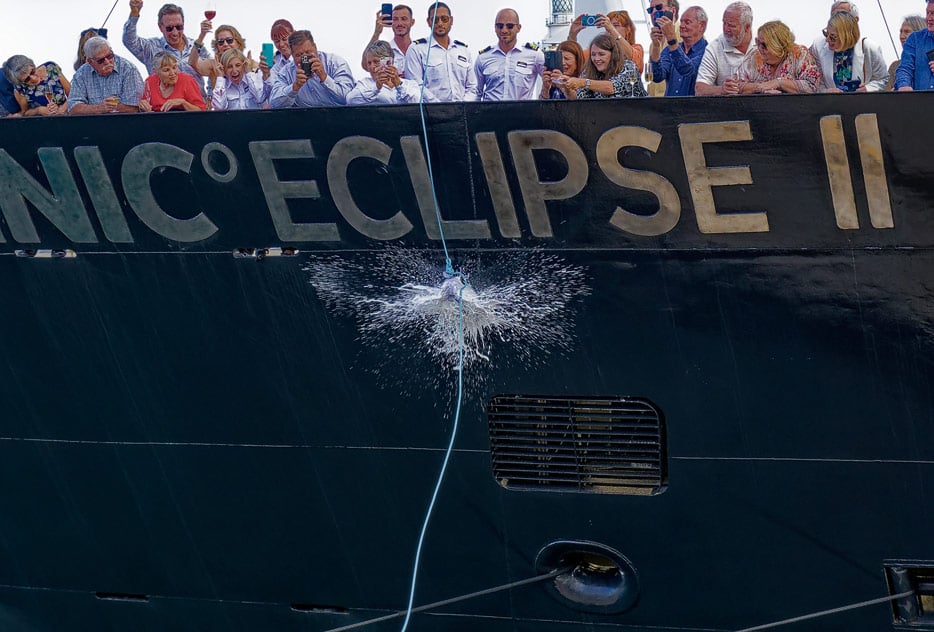 Wenn alles gutgeht: Die Champagnerflasche zerbirst an der Bordwand der Scenic Eclipse II bei der Taufe in Malaga am 3. Juni 2023, Taufpatin ist Nasa-Wissenschaftlerin Dr. Kathy Sullivan