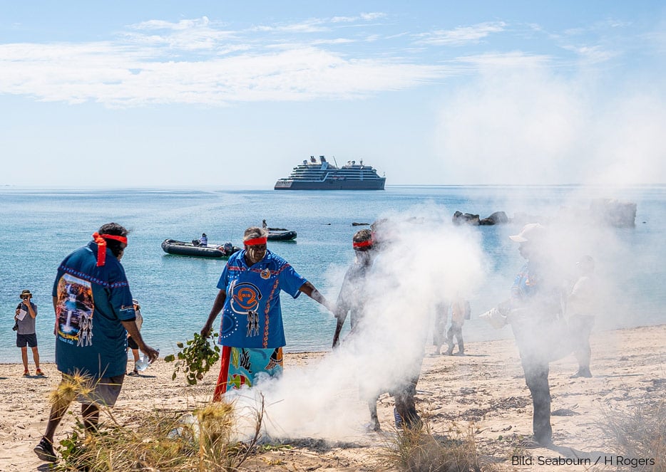 Rauchzeremonie zur Taufe der Seabourn Pursuit am 29. Juni 2024 auf Jar Island in der Kimberly-Region, Australien (Bild: H. Rogers)