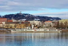 Raddampfer Schönbrunn am Donauufer in Linz