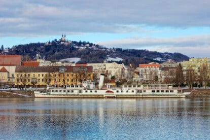 Raddampfer Schönbrunn am Donauufer in Linz