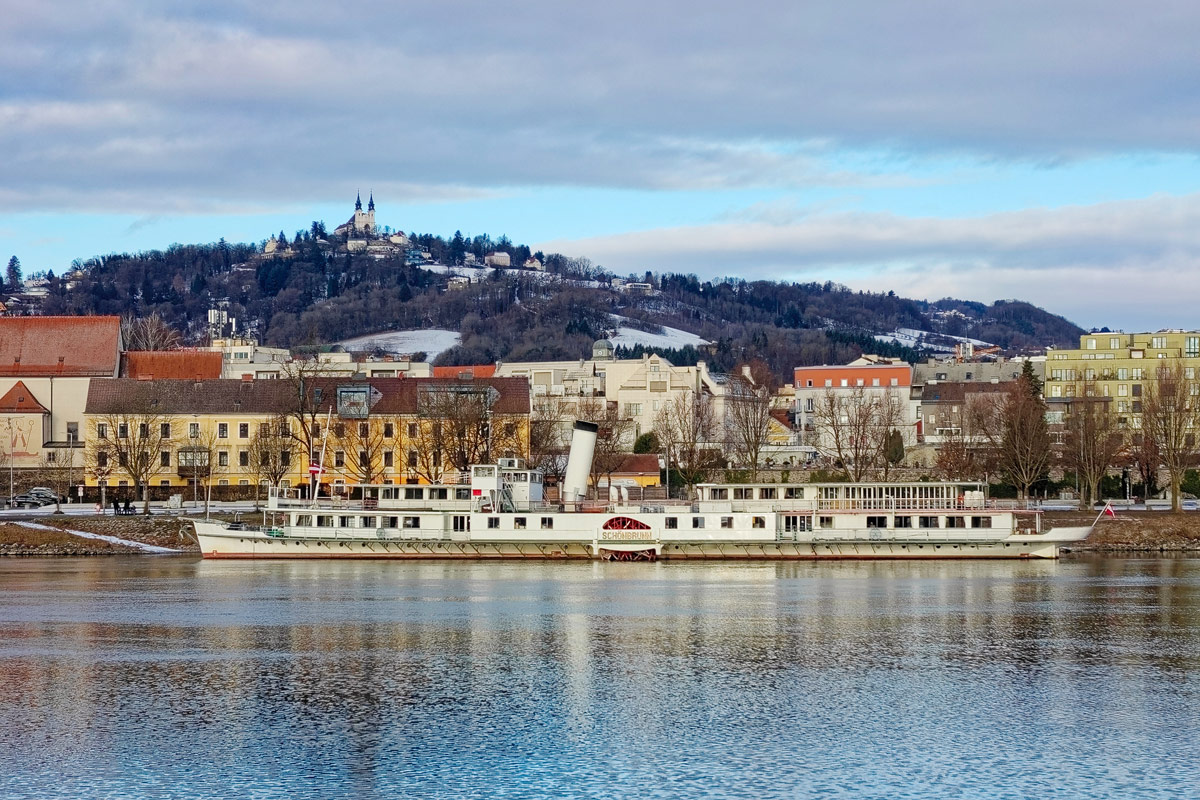 Raddampfer Schönbrunn am Donauufer in Linz