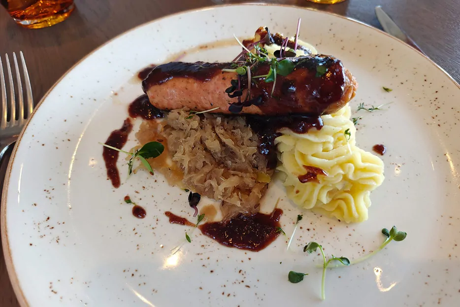 Bratwurst mit Sauerkraut und Kartoffelpüree