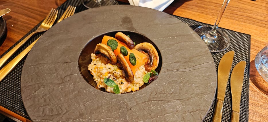 Mandel-Graupenrisotto, gebratene Austernpilze, gebeizter, veganer Lachs