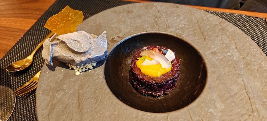 Venere-Reis mit Mango und schwarzem Sesam-Eis