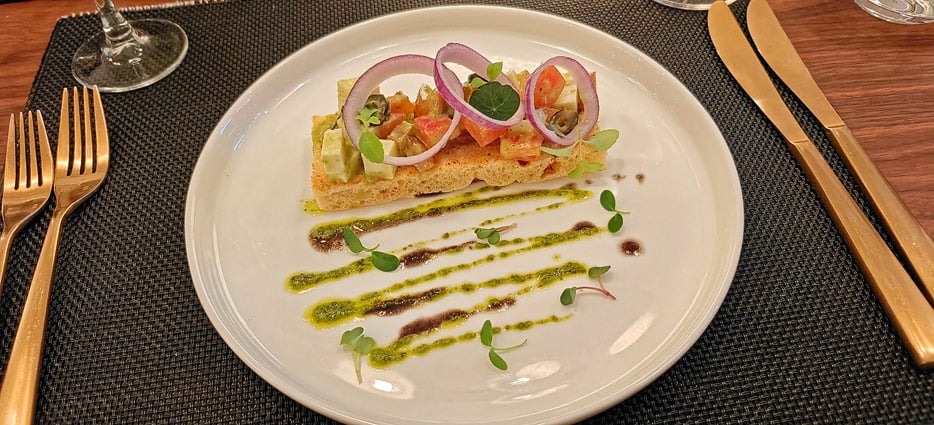 Tomaten-Brotsalat mit veeganem Hirtenkäse