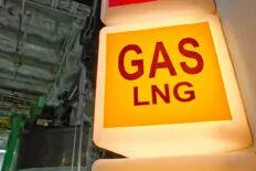 Warum die Kombination LNG und Landstrom problematisch sein kann – aber nicht in der Kreuzfahrt Symbolbild, Schriftzug "LNG"