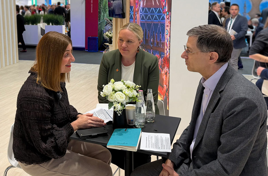 Franz Neumeier im Interview mit Claire Stirrup (links) und Leigh Thomson, Head of Sales EMEA bei Celebrity Cruises.