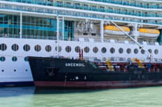 Tankschiff, Kreuzfahrtschiff, Bunkervorgang - Symbolbild Treibstoffzuschlag