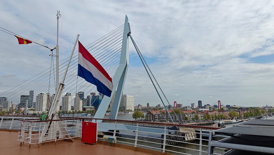 niederländische Flagge auf der Nieuw Statendam