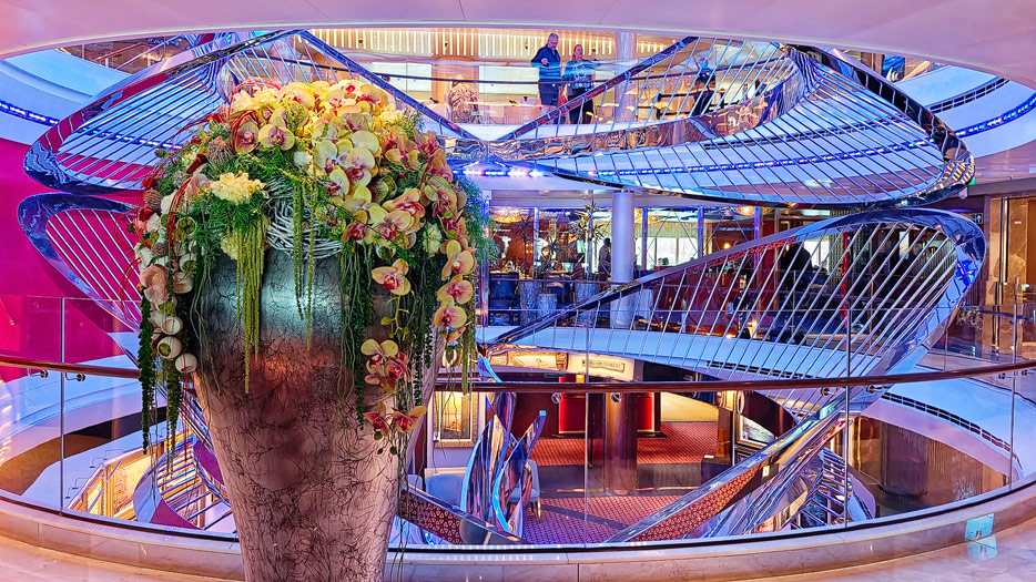 Blumenschmuck im Atrium der Nieuw Statendam