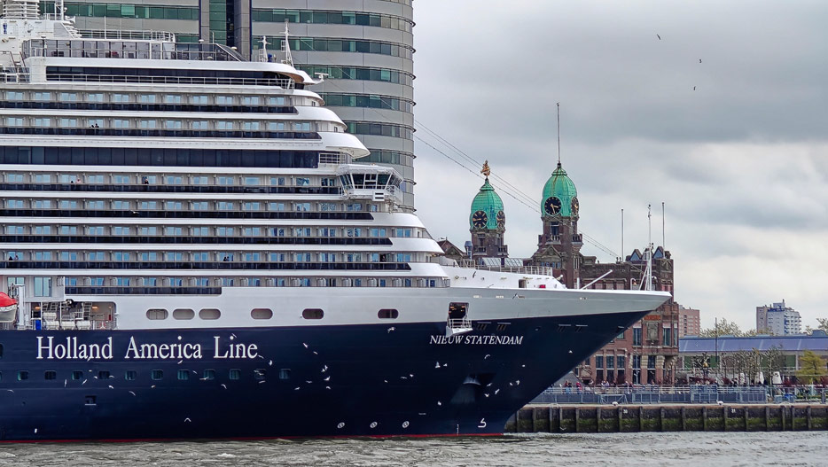 Nieuw Statemdam in Rotterdam, im Hintergrund Hotel New York