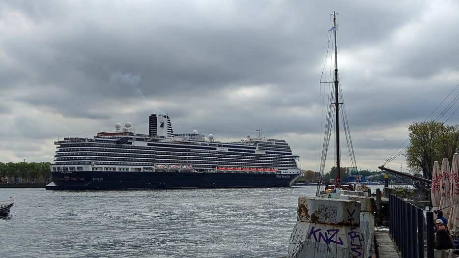 Nieuw Statendam bei der Abfahrt in Rotterdam