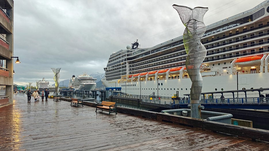 MSC Poesia an der Pier in Juneau